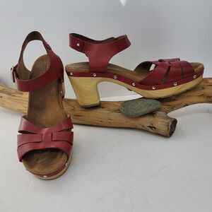 Clarks red woven leather wood bottom clog shoes